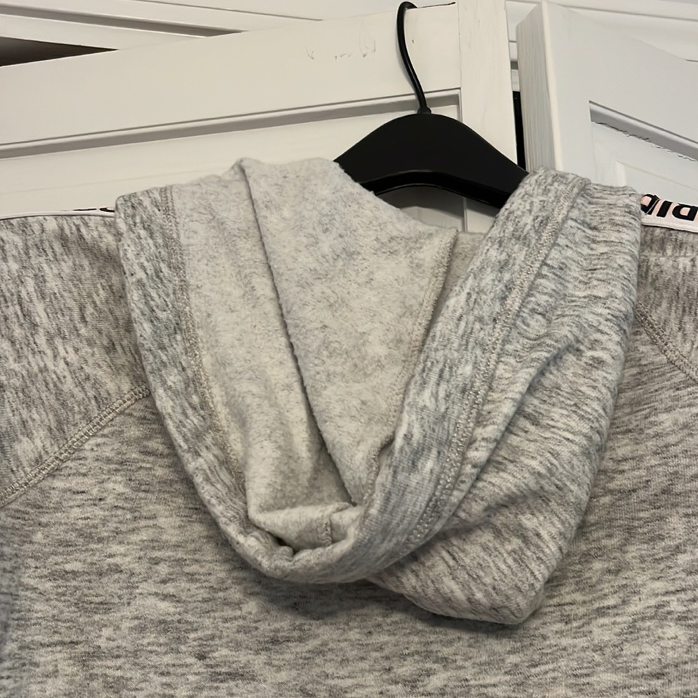 EUC- Girls Abercrombie and Fitch zip up sweatshirt, size 9-10 - Picture 8 of 8